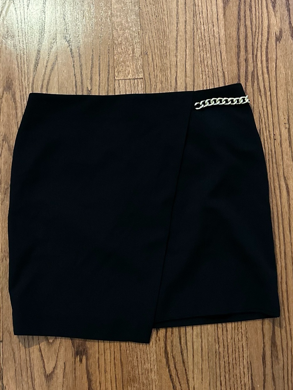 H&M: Chic Black Mini Skirt with Gold Chain Detail